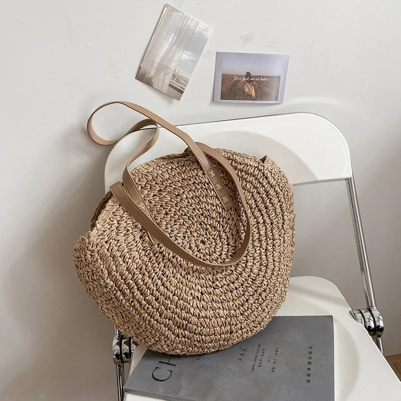 Boho round handbag made of straw with soft lining and long straps