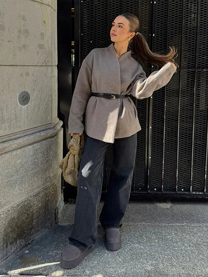 Beiger Damen-Cardigan mit Gürtel, eleganter Strickjacke für Herbst und Winter, weicher oversized Cardigan, Casual Chic Strickmode, minimalistischer Fashion-Trend, hochwertige Damenmode, Cozy Knitwear, nachhaltige Strickjacke, Luxury Fashion, skandinavischer Style, modischer Strick-Cardigan, zeitlose Eleganz, warmer Herbst-Look, Premium Damen-Strickmode, Fashion Must-Have 2025, bequeme Strickjacke für den Alltag, stilvolle Damenbekleidung, Street Style Inspiration, Beige Knitwear Damen online kaufen.