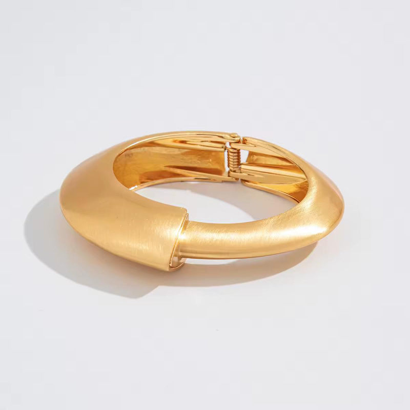 High-end matte gold arm cuff with vintage elegance and minimalist edge, unisex jewelry piece