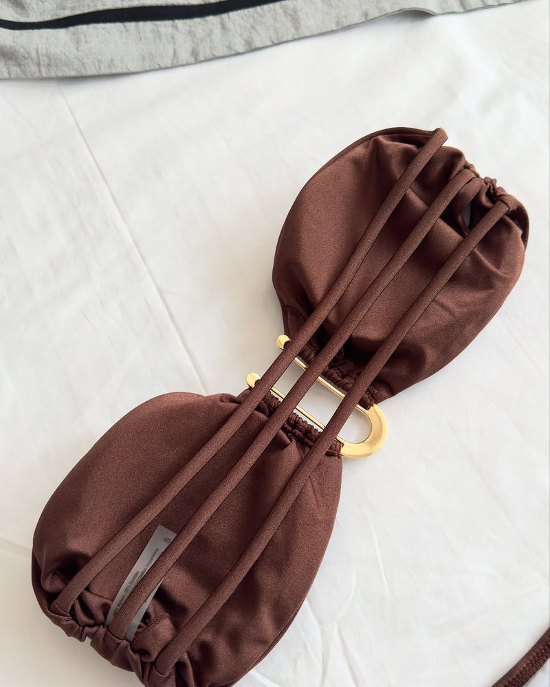 Brazilian Bikini Set in chocolate brown – low waist nylon-spandex two-piece for women, seamless & wire-free with gold ring detail – nachhaltiger Damen Bikini ohne Bügel für Strand & Urlaub.