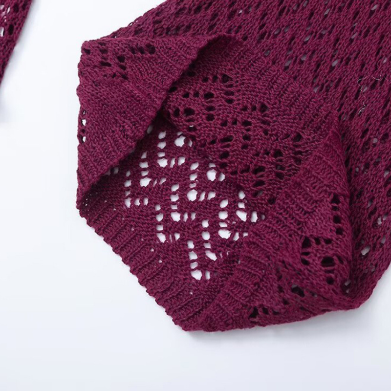 Palma Luxe Strickkleid – bodenlanges violettes Maxikleid mit transparenter Häkelstruktur, langen Ärmeln und dekorativem Verschluss am Ausschnitt.