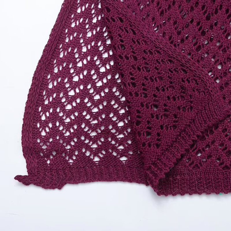 Palma Luxe Strickkleid – bodenlanges violettes Maxikleid mit transparenter Häkelstruktur, langen Ärmeln und dekorativem Verschluss am Ausschnitt.