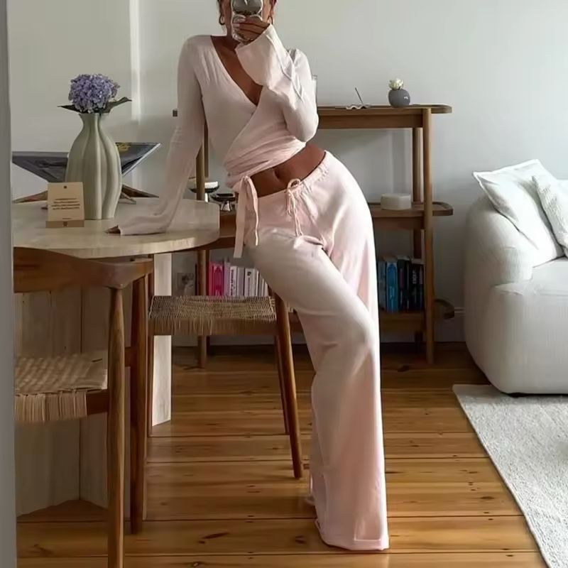 High-waisted elastic pants from the vintage 2-piece lounge set for women, designed for maximum comfort and support during yoga, pilates, and lounging.