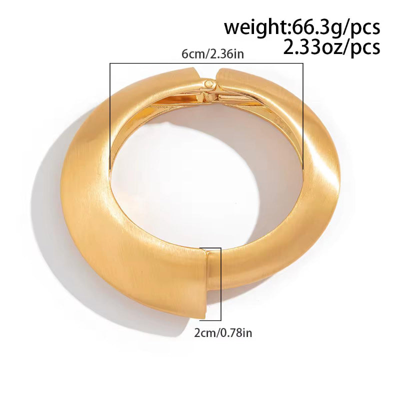 High-end matte gold arm cuff with vintage elegance and minimalist edge, unisex jewelry piece
