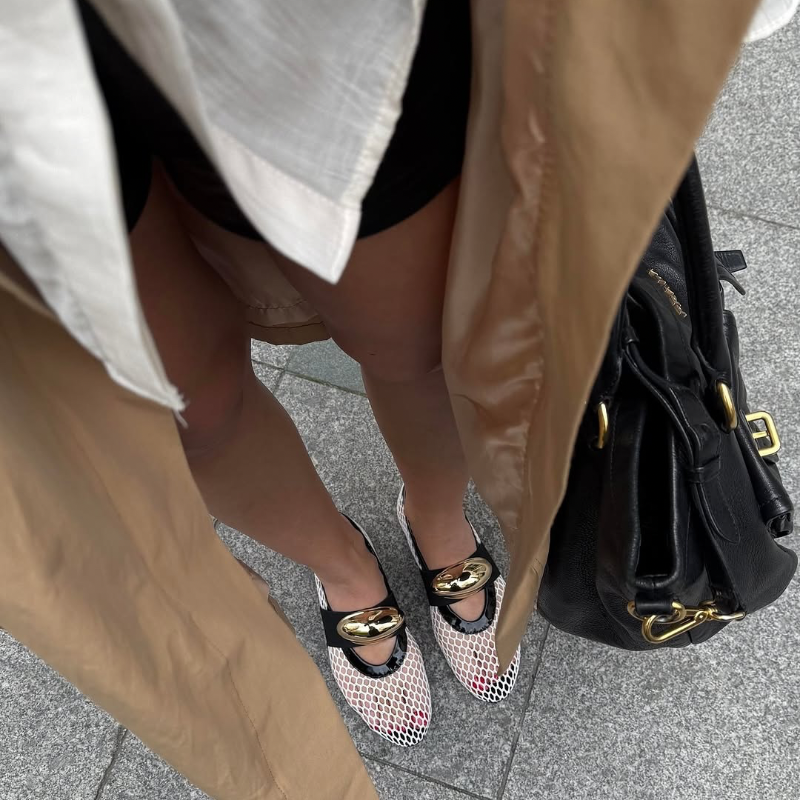 Women’s mesh loafers in white and black with gold accent. Flat, breathable summer shoes with slip-on comfort and stylish luxury detail.