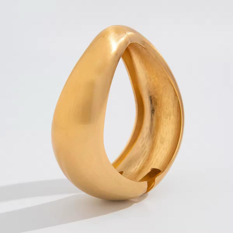 Setze ein Statement mit unserem wunderschönen Armreif in Gold. Es ist matt und zeitlos. Ideal für die Sommertage ob im Urlaub oder im Alltag. Das perfekte Geschenk für die liebsten. Viel Freude Damit.