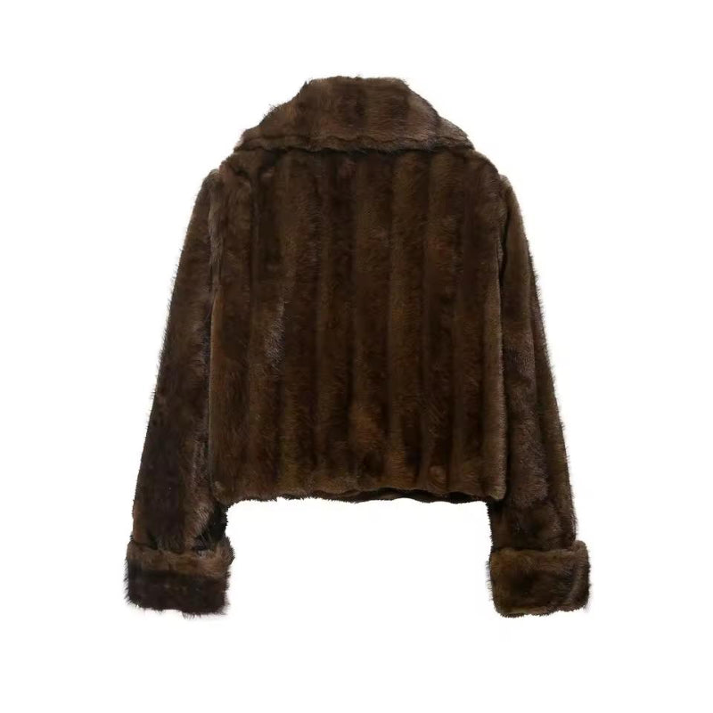Close-up of Mira faux fur jacket – high-quality brown faux fur with zip closure.