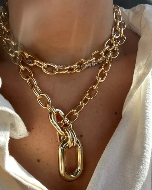 Close-up of Elegant Gold Chain Clasp - Stylish Jewelry Accessory for Women