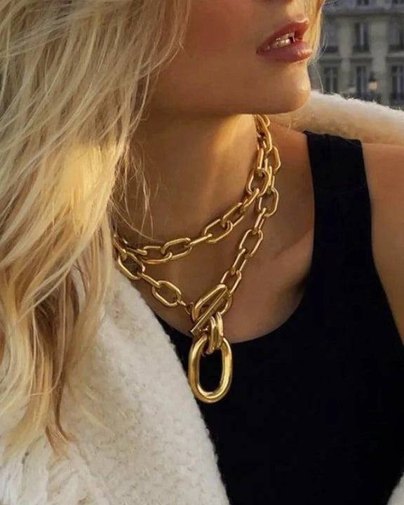 Close-up of Elegant Gold Chain Clasp - Stylish Jewelry Accessory for Women