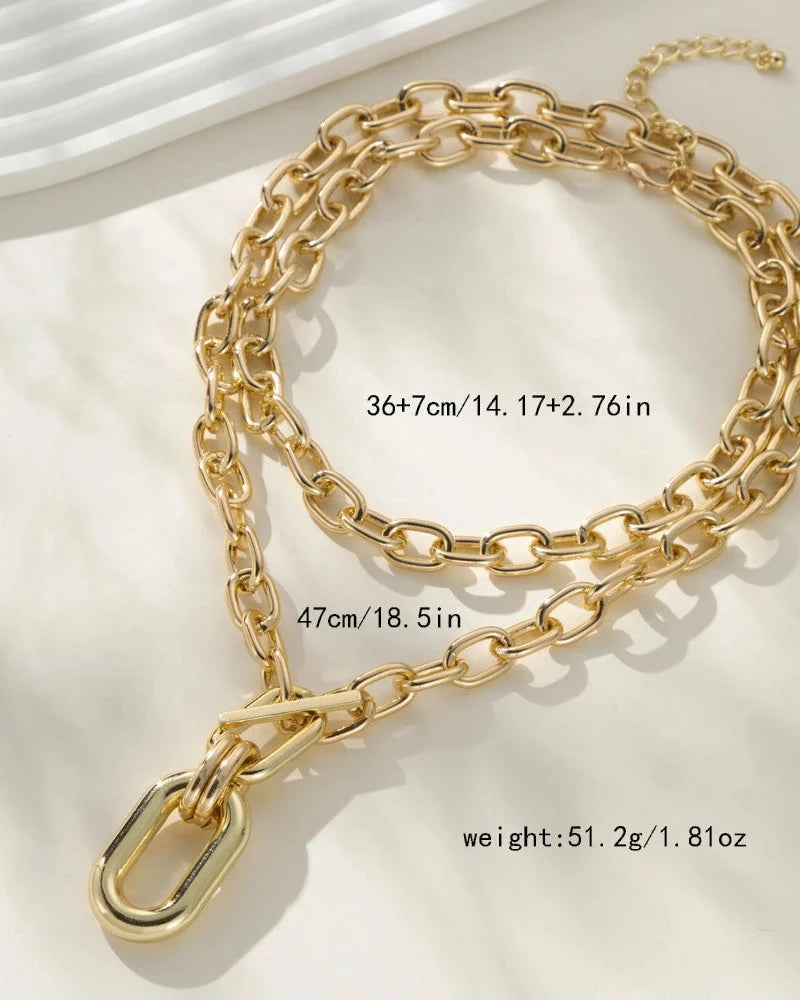 Close-up of Elegant Gold Chain Clasp - Stylish Jewelry Accessory for Women