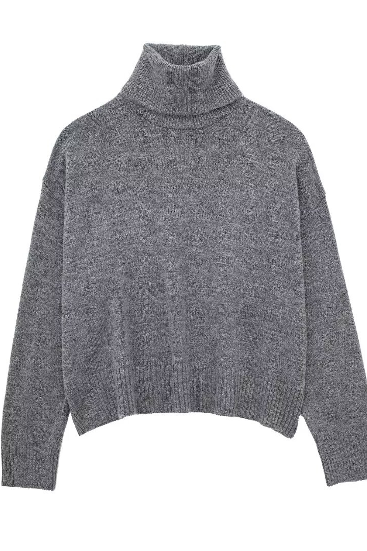 Cozy Grey turtleneck sweater for women in a casual two-piece set, perfect for autumn and winter styling, ideal for café visits and stylish everyday looks.