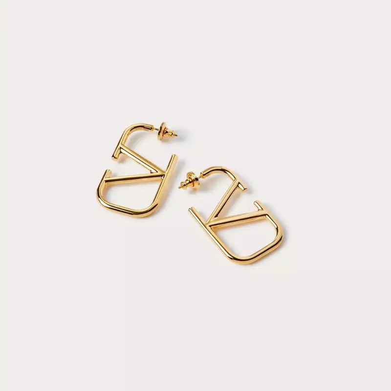 Elegant V-shaped earrings in 18 karat gold-plated material, featuring a modern design that adds a luxurious touch to any outfit. Medium-sized and versatile, these earrings are perfect for everyday wear or special occasions, combining traditional craftsmanship with contemporary style.