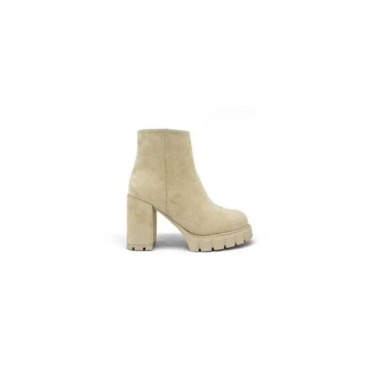 These chunky-heeled ankle boots are not only a fashion statement but also functional and comfortable. Ideal for various occasions, from everyday wear to special events.
