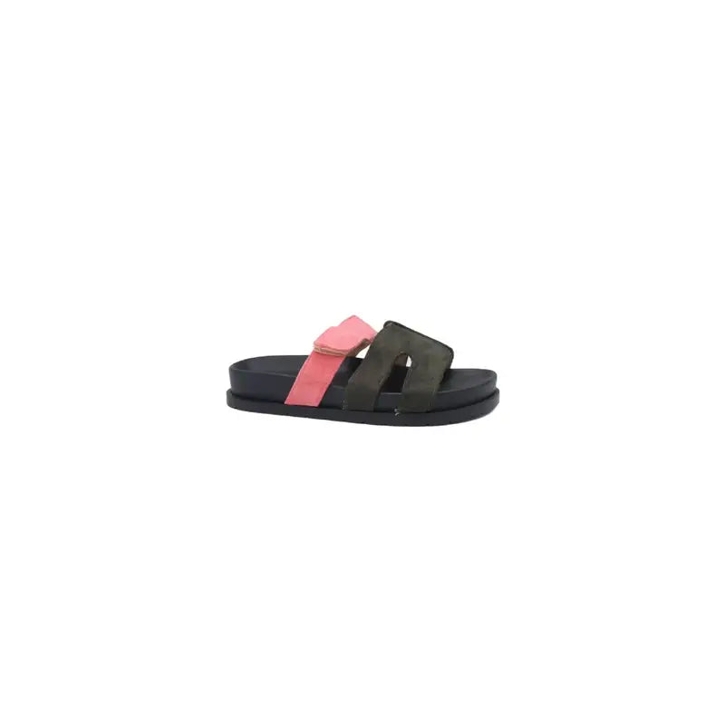 Black Chic and Charm Sandals with light blue straps and adjustable straps.
These sandals are the perfect choice for fashion-conscious women who value both comfort and style. Ideal for summer, they offer versatile combinations for various outfits.
