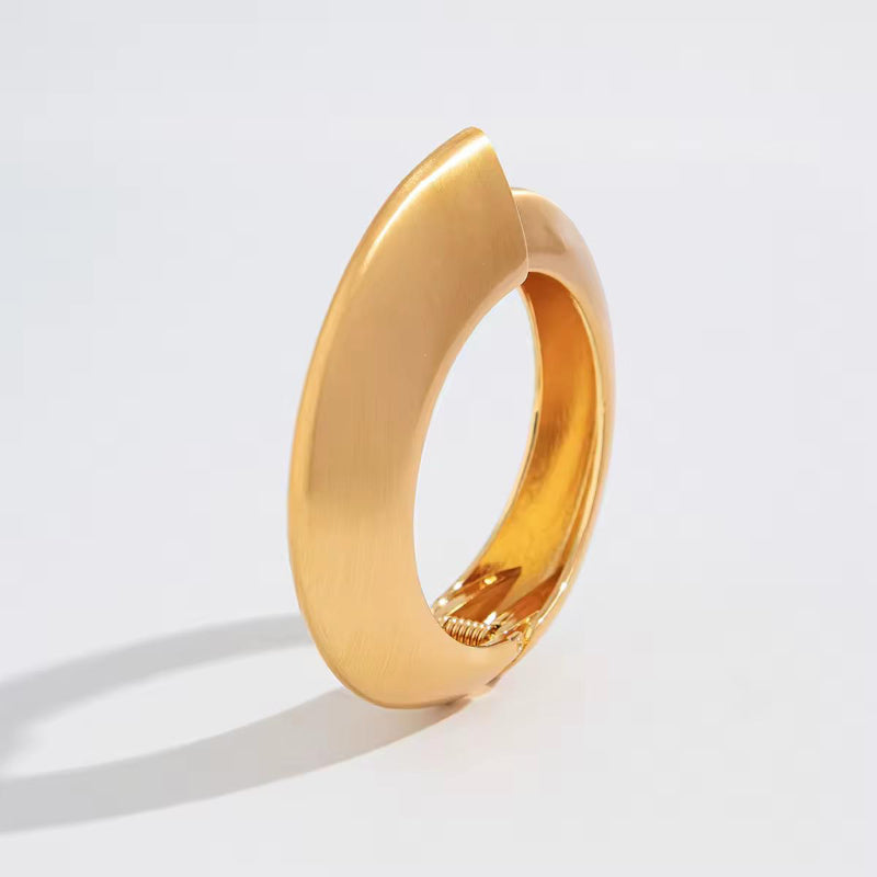Boldcuff eleganter breiter Armreif in gold vintage look. Must-Have 2025 
Setze ein Statement mit unserm Armreif.