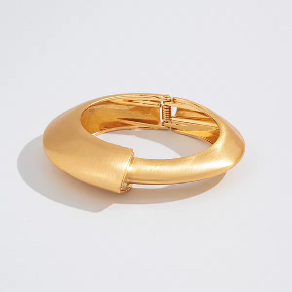 High-end matte gold arm cuff with vintage elegance and minimalist edge, unisex jewelry piece