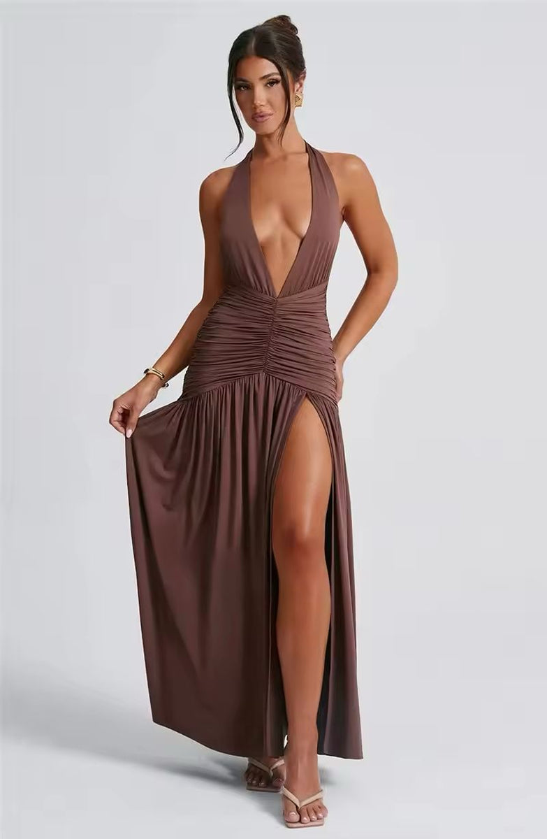 Selena Backless Maxi Dress Braun – Sexy rückenfreies Kleid mit tiefem V-Ausschnitt, figurbetont & elegant. Enganliegendes Neckholder-Abendkleid für Damen, perfekt als Partykleid, Cocktailkleid oder Hochzeitsgast-Outfit. Verführerische Fit & Flare Silhouette, Luxus-Damenmode, modernes langes Abendkleid für besondere Anlässe. Damenkleider online kaufen, modische Frauenmode 2025, sexy & schickes Kleid für Club, Dinner oder Date Night. | Elegant brown backless maxi dress, deep V-neck, bodycon fit, women’s.