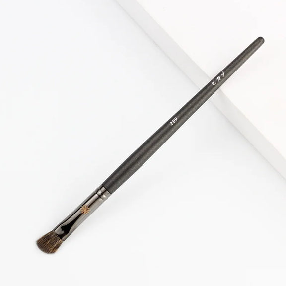 Makeup brush with an elegant design featuring a wooden handle and high-quality hairs for perfect makeup applications. Ideal for blusher, concealer, and eyeshadow.