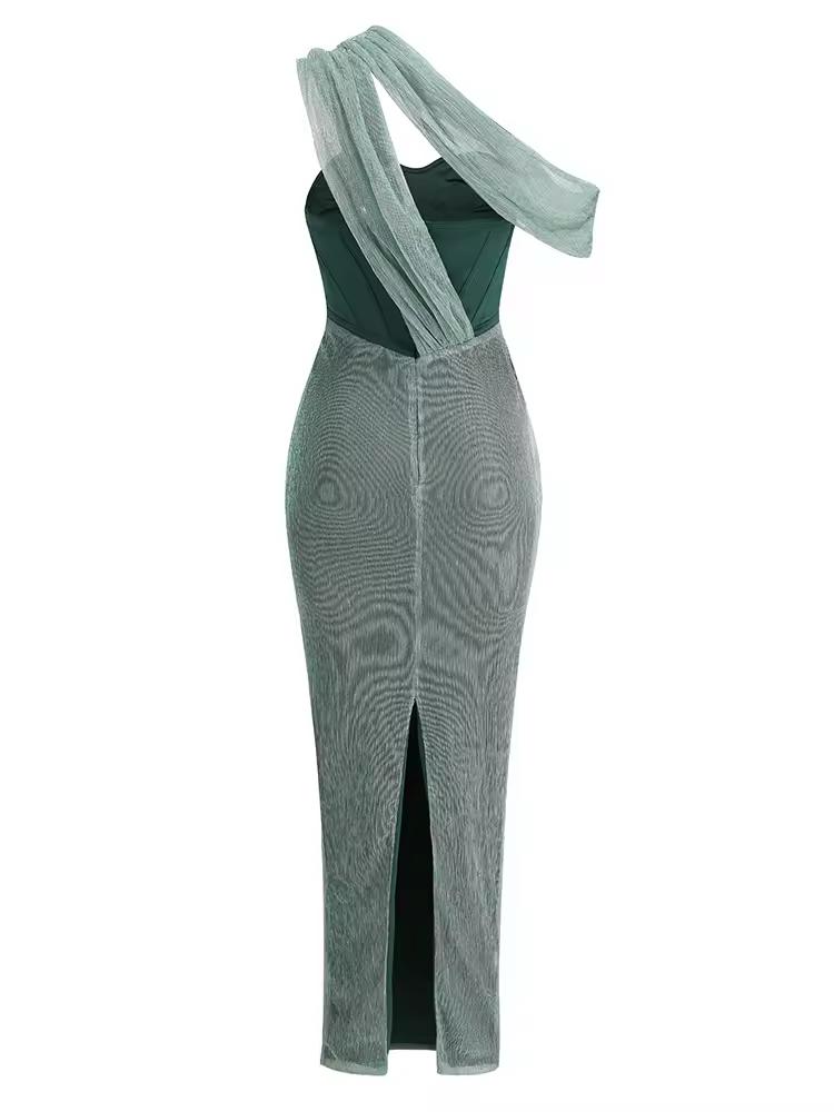 Elegant emerald green formal gown with shimmer fabric – fitted maxi dress for weddings or galas
