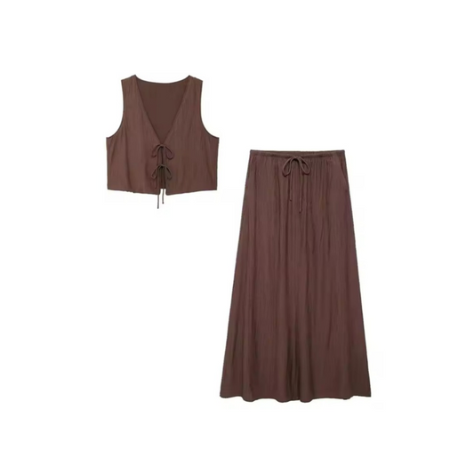 Caramelé Set – 2-teiliges Sommer Outfit mit tie-front Weste und fließendem Maxi Rock in Beige, Braun & Schwarz – minimalist city look for women, perfect for travel, café moments & warm days.