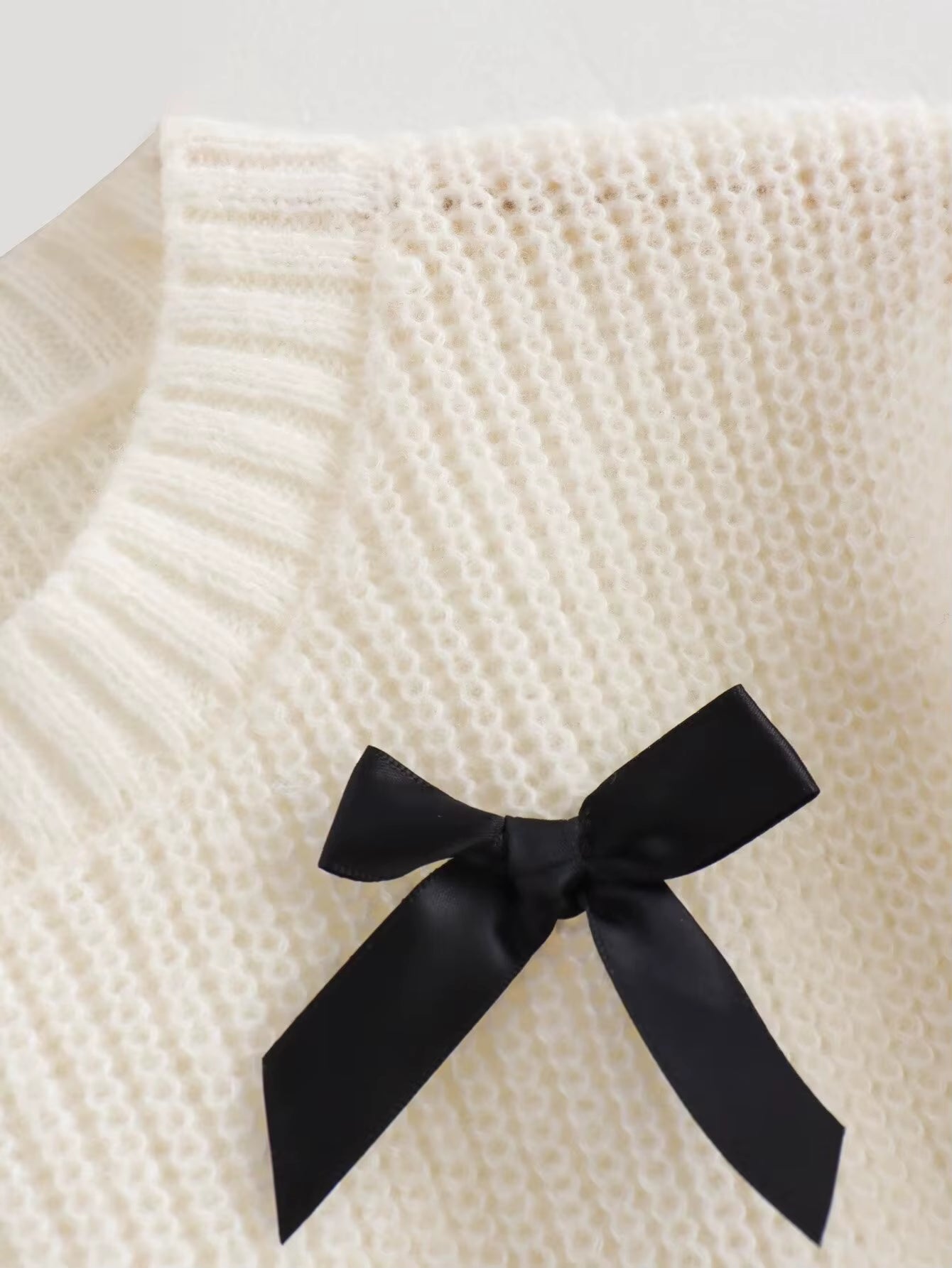 Comfortable loose-fit sweater for casual wear with bow detail