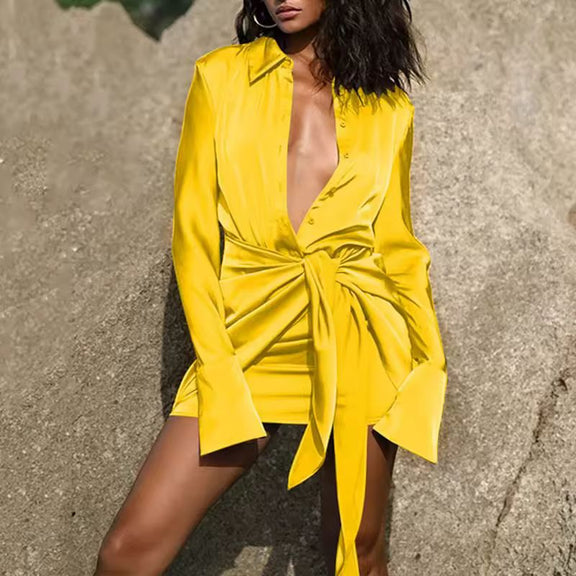 Satin wrap dress with deep V-neckline, lapel collar, and body-hugging fit – stylish mini dress for summer occasions.

Chic white mini dress in satin with gathered waist and button front – feminine and elegant summer outfit.
