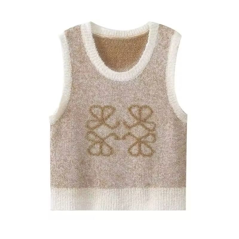Front view of cropped sleeveless knit vest in beige with golden jacquard pattern – vintage-inspired women’s top for spring/summer 2025
