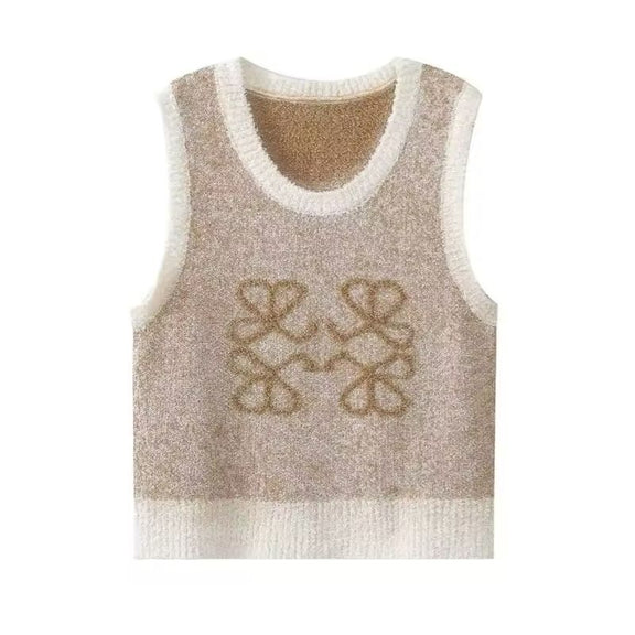 Front view of cropped sleeveless knit vest in beige with golden jacquard pattern – vintage-inspired women’s top for spring/summer 2025
