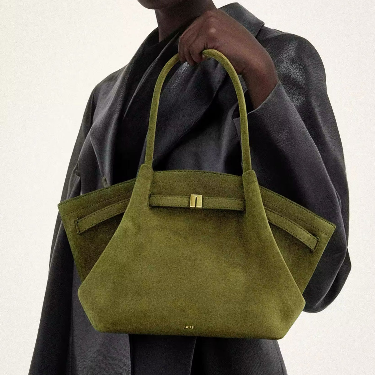 Side angle of the Toscana Tote – structured and spacious summer bag for women
