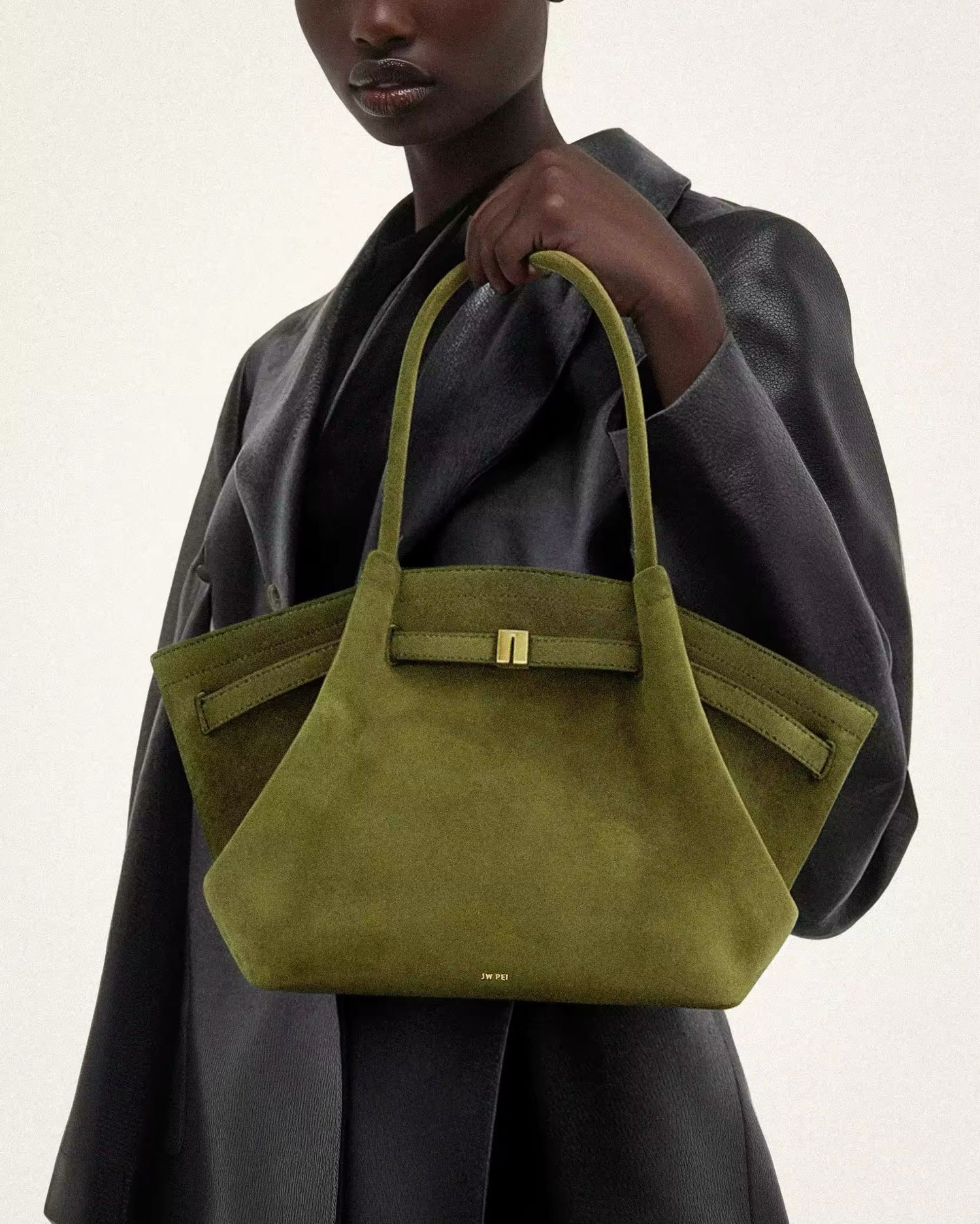 Side angle of the Toscana Tote – structured and spacious summer bag for women
