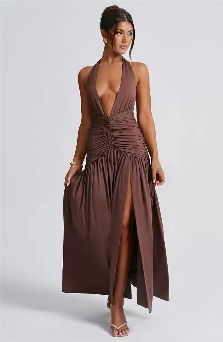 Selena Backless Maxi Dress Braun – Sexy rückenfreies Kleid mit tiefem V-Ausschnitt, figurbetont & elegant. Enganliegendes Neckholder-Abendkleid für Damen, perfekt als Partykleid, Cocktailkleid oder Hochzeitsgast-Outfit. Verführerische Fit & Flare Silhouette, Luxus-Damenmode, modernes langes Abendkleid für besondere Anlässe. Damenkleider online kaufen, modische Frauenmode 2025, sexy & schickes Kleid für Club, Dinner oder Date Night. | Elegant brown backless maxi dress, deep V-neck, bodycon fit, women’s.