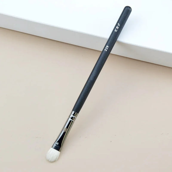 Makeup brush with an elegant design featuring a wooden handle and high-quality hairs for perfect makeup applications. Ideal for blusher, concealer, and eyeshadow.