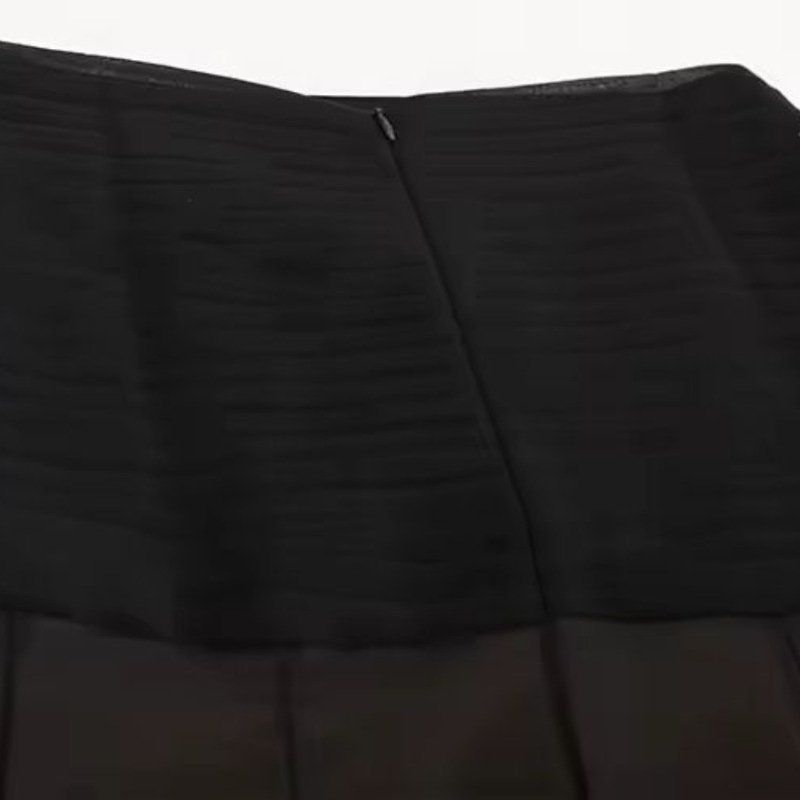 Elegant black pleated skirt for women with high waist – versatile and trendy for every occasion.