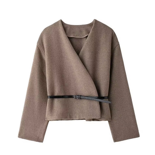Beiger Damen-Cardigan mit Gürtel, eleganter Strickjacke für Herbst und Winter, weicher oversized Cardigan, Casual Chic Strickmode, minimalistischer Fashion-Trend, hochwertige Damenmode, Cozy Knitwear, nachhaltige Strickjacke, Luxury Fashion, skandinavischer Style, modischer Strick-Cardigan, zeitlose Eleganz, warmer Herbst-Look, Premium Damen-Strickmode, Fashion Must-Have 2025, bequeme Strickjacke für den Alltag, stilvolle Damenbekleidung, Street Style Inspiration, Beige Knitwear Damen online kaufen.