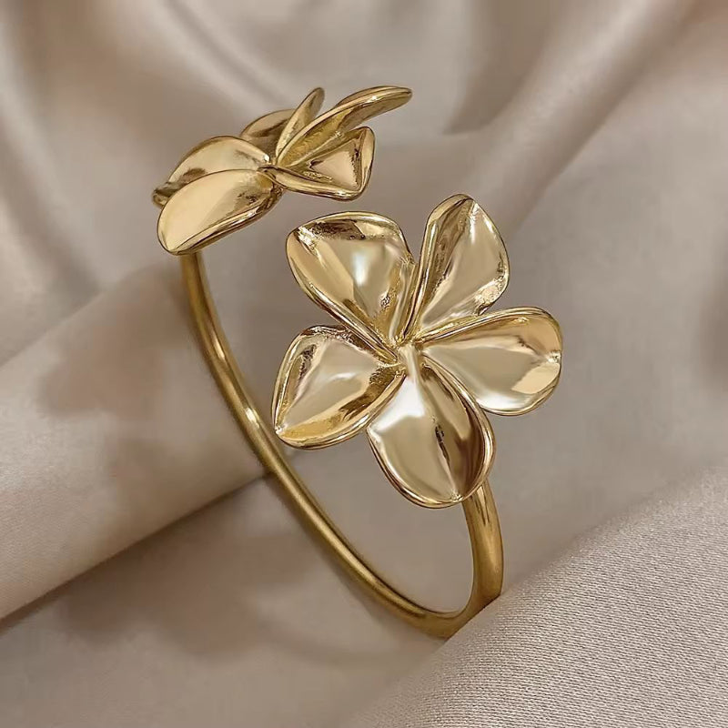 Elegant gold flower bangle bracelet in stainless steel – waterproof and tarnish-resistant for summer and events
