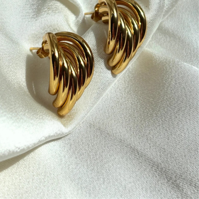Minimalist gold jewelry set with Gleam 18k earrings – waterproof, hypoallergenic, perfect for daily outfits and fashion gifts.
