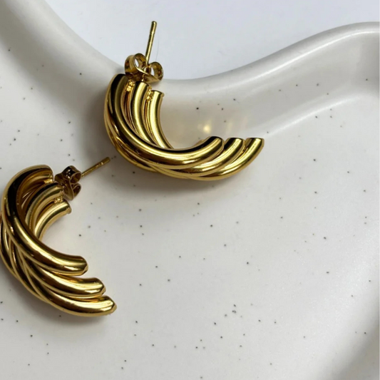 Minimalist gold jewelry set with Gleam 18 earrings – waterproof, hypoallergenic, perfect for daily outfits and fashion gifts.
