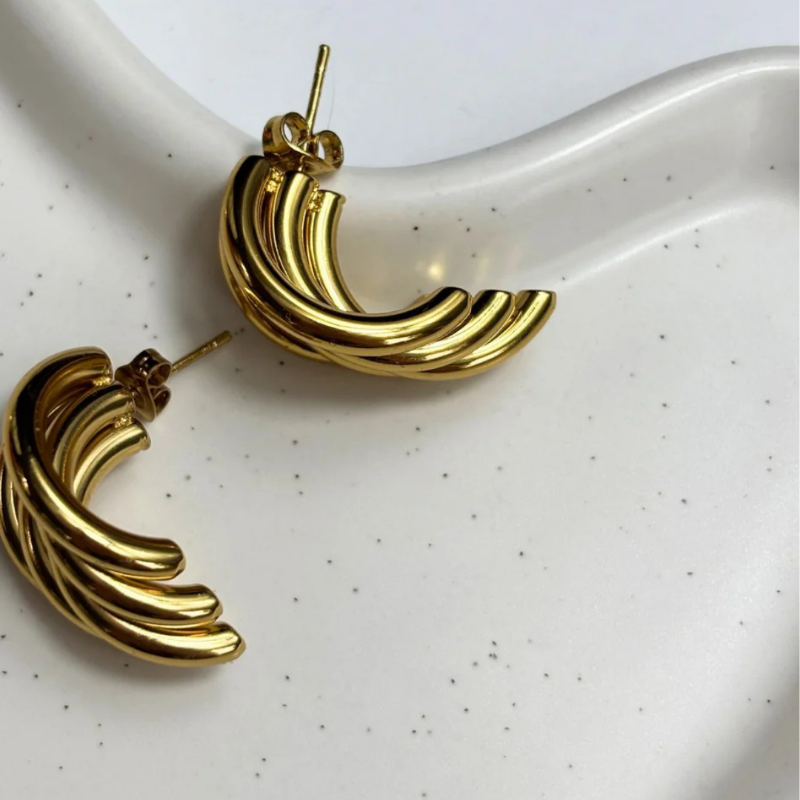 Minimalist gold jewelry set with Gleam 18 earrings – waterproof, hypoallergenic, perfect for daily outfits and fashion gifts.
