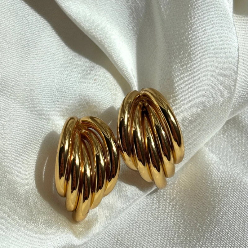 Minimalist gold jewelry set with Gleam 18k earrings – waterproof, hypoallergenic, perfect for daily outfits and fashion gifts.
