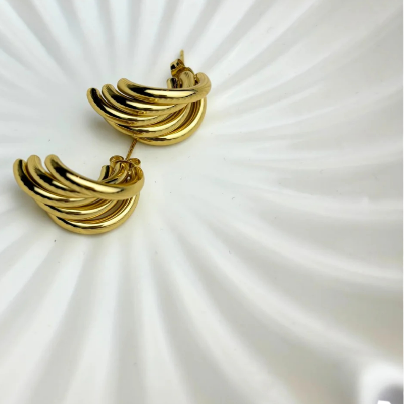 Minimalist gold jewelry set with Gleam 18k earrings – waterproof, hypoallergenic, perfect for daily outfits and fashion gifts.
