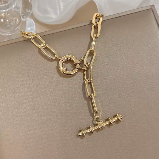 Chunky gold link necklace styled on a woman – elegant and minimalist statement jewelry