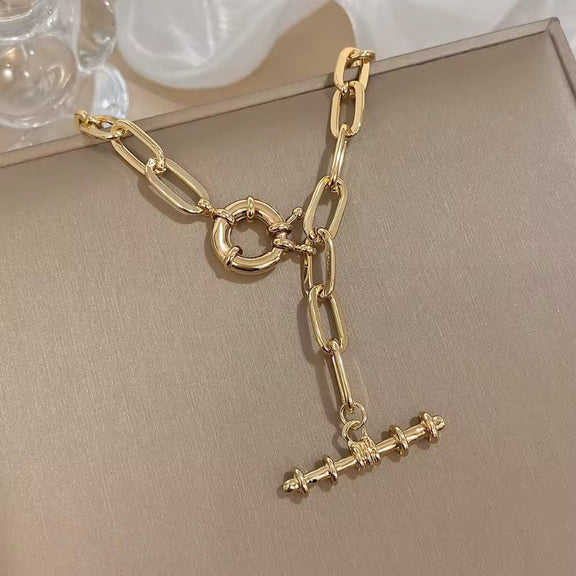 Chunky gold link necklace styled on a woman – elegant and minimalist statement jewelry