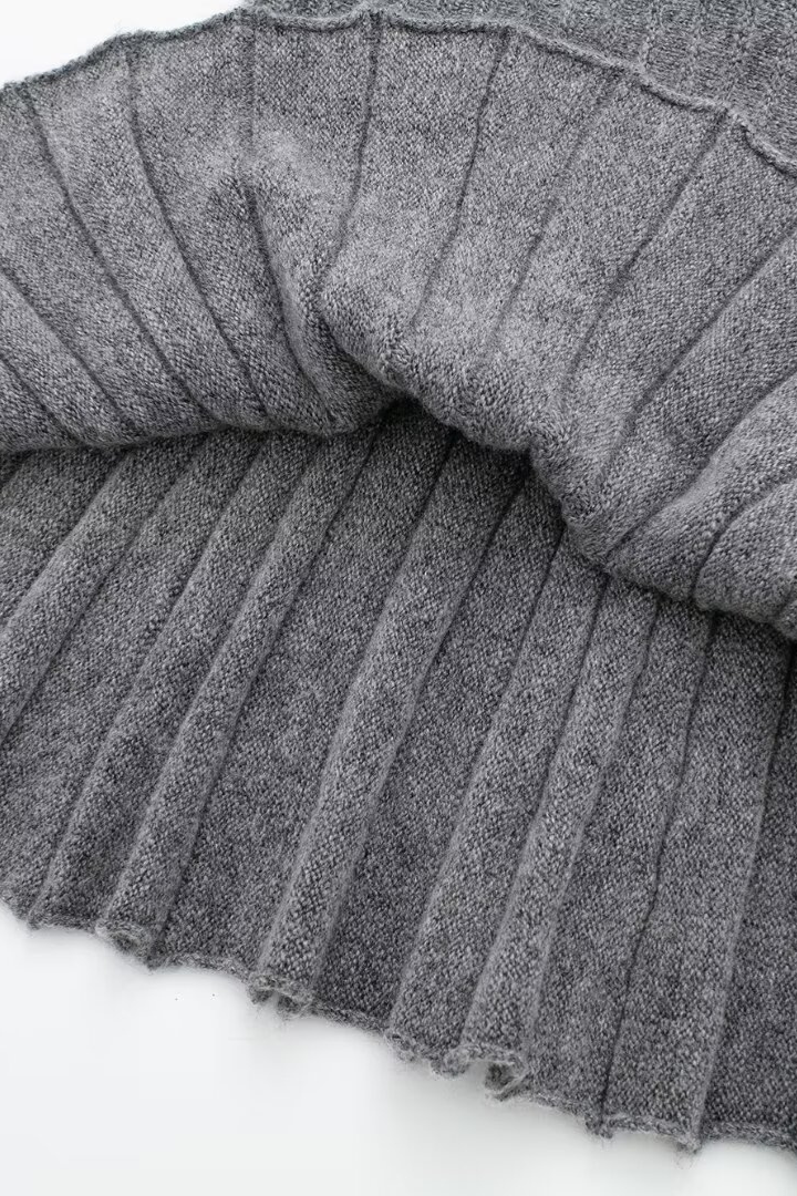 Cozy Grey turtleneck sweater for women in a casual two-piece set, perfect for autumn and winter styling, ideal for café visits and stylish everyday looks.