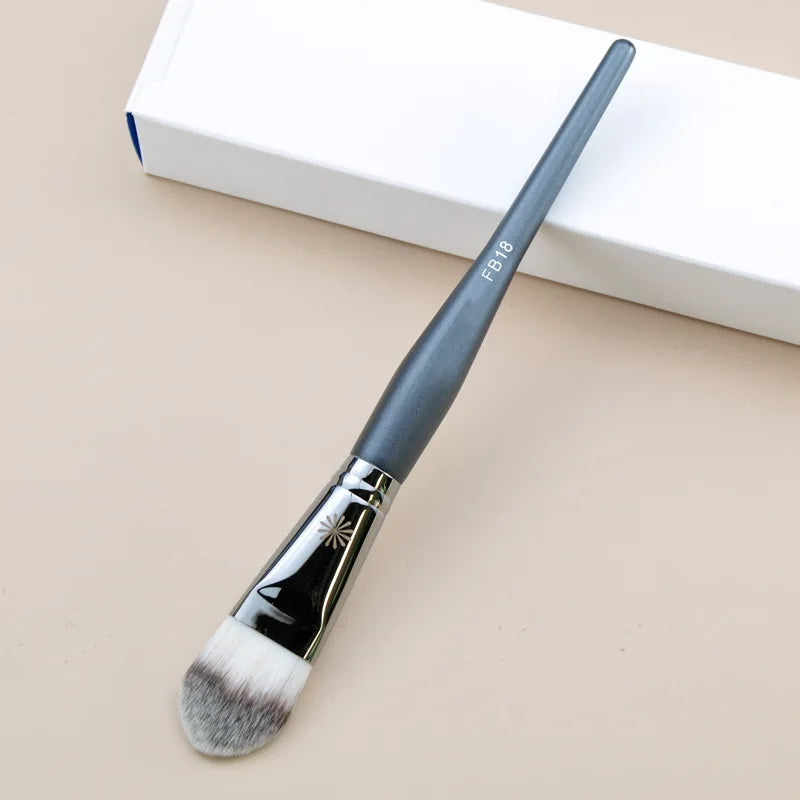 Makeup brush with an elegant design featuring a wooden handle and high-quality hairs for perfect makeup applications. Ideal for blusher, concealer, and eyeshadow.