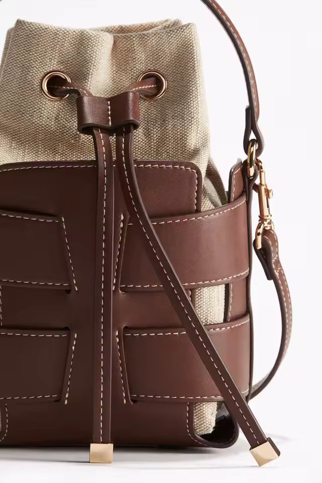 Stylish LORVÉ Elegance Bucket Bag in brown – lightweight women’s shoulder bag with adjustable strap, fashionable all-season handbag.
