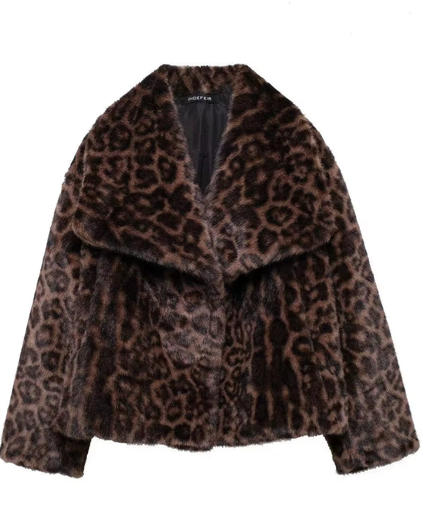 Vegan faux fur coat with lapel collar in brown leopard pattern – elegant winter fashion

