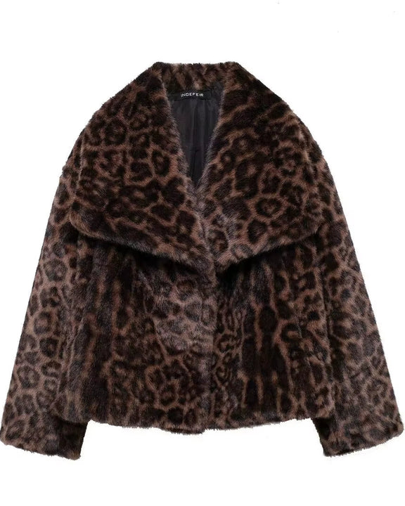 Vegan faux fur coat with lapel collar in brown leopard pattern – elegant winter fashion

