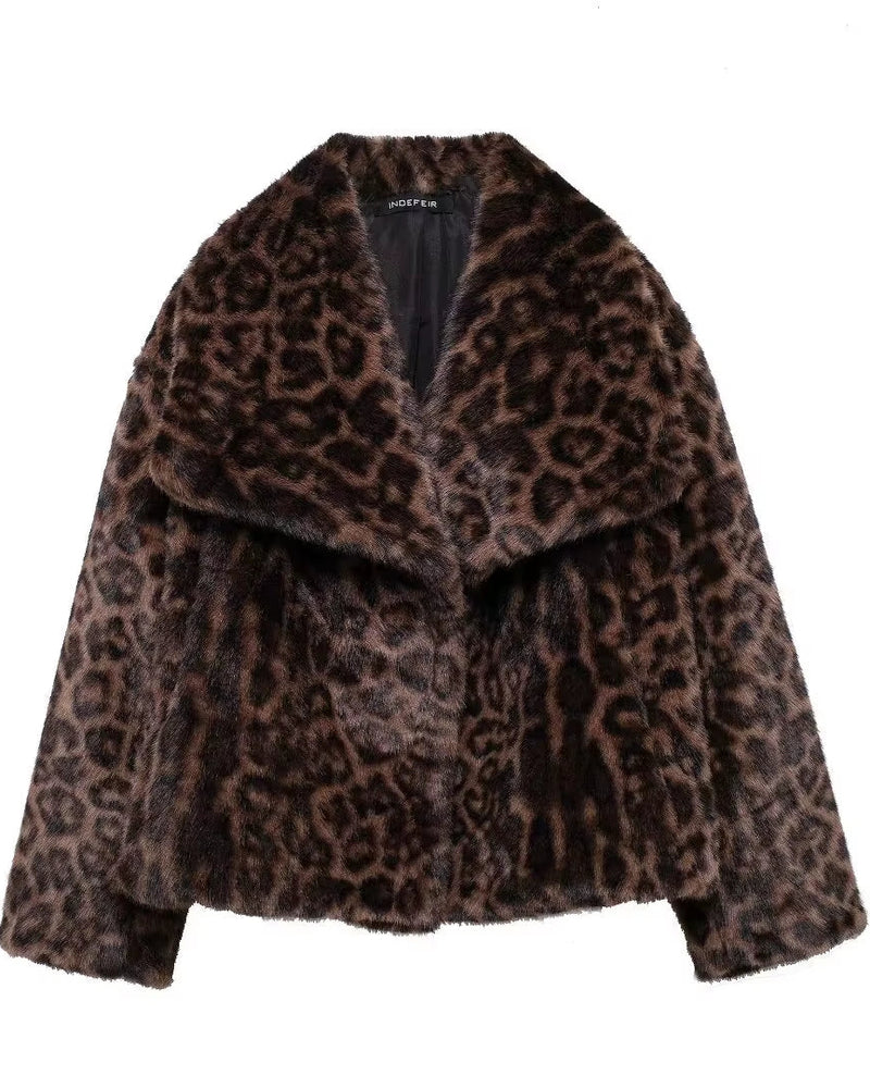 Vegan faux fur coat with lapel collar in brown leopard pattern – elegant winter fashion
