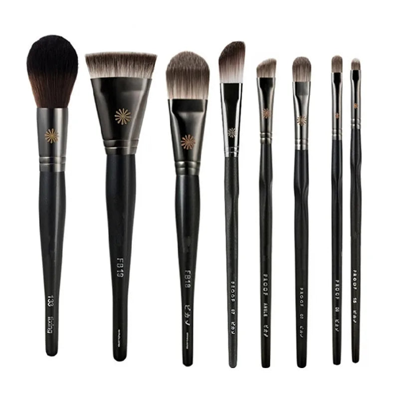 Makeup brush with an elegant design featuring a wooden handle and high-quality hairs for perfect makeup applications. Ideal for blusher, concealer, and eyeshadow.