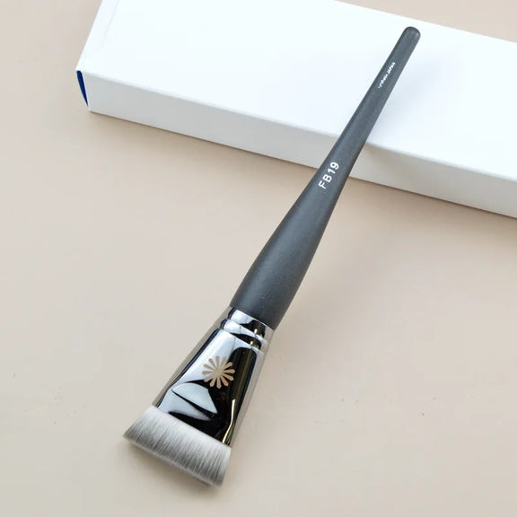 Makeup brush with an elegant design featuring a wooden handle and high-quality hairs for perfect makeup applications. Ideal for blusher, concealer, and eyeshadow.